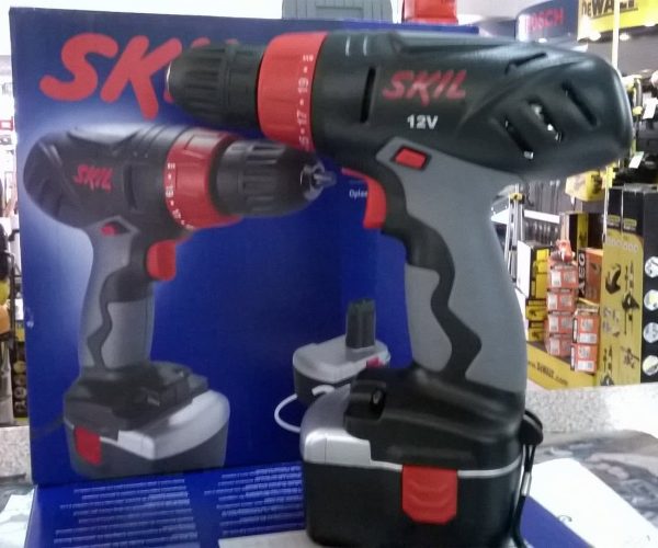 APARAFUSADORA SKIL 12 V + 2 BATERIAS